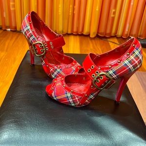 Betsy Johnson plaid red really cute size 7.5 sandals with buckle,mint condition